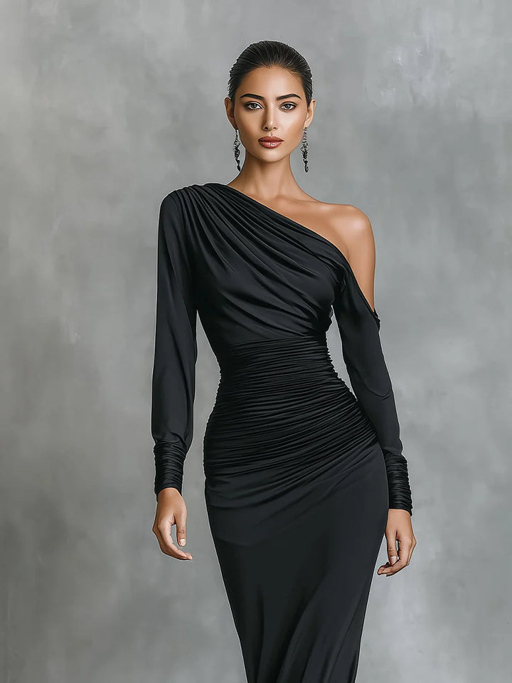 Langes figurbetontes Damenkleid – schulterfrei mit betonter Taille