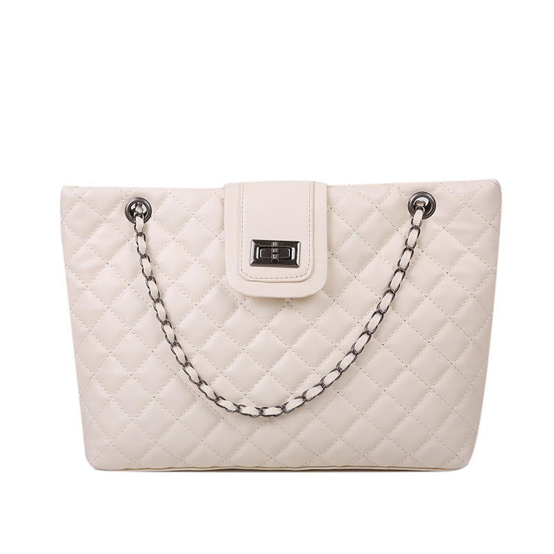 Borsa a tracolla trapuntata – ricami e catena elegante