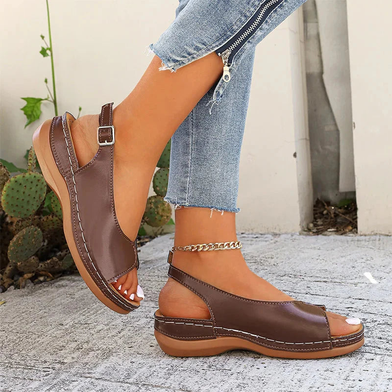 Flache Damen-Sandale aus glattem veganem Leder – Offene Spitze mit Schnallen-Slingback
