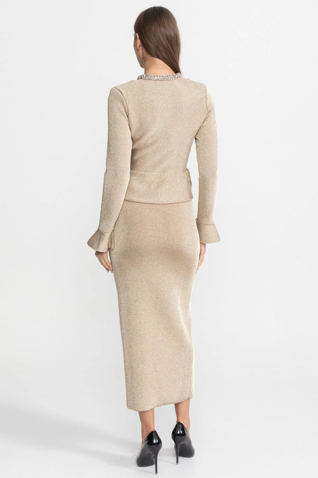 Eng anliegendes Damenkleid – lange Ärmel, hohe Taille