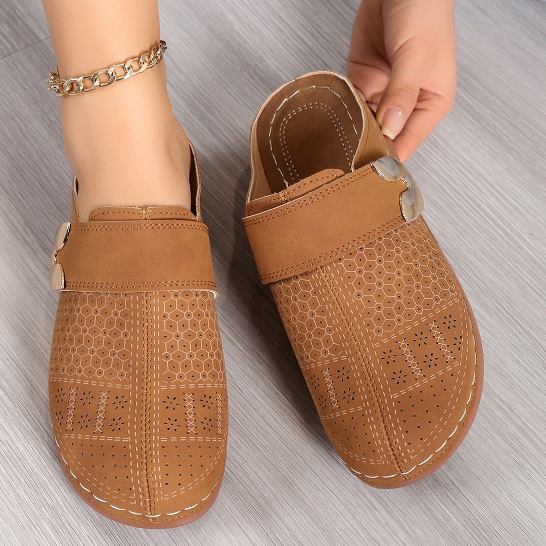 Zoccoli con Zeppa Donna – Punta Tonda Slip-on con Dettaglio in Metallo