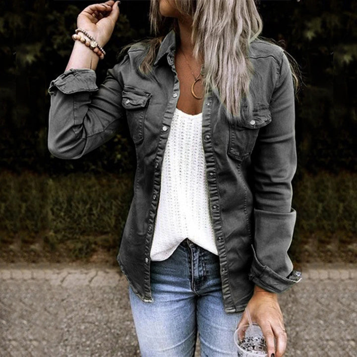 Denimjakke til kvinder - figursyet, mellemlang med slidte detaljer