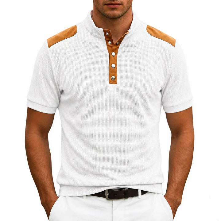 Herren-T-Shirt mit geknöpftem Stehkragen – Detail mit kontrastierenden Einsätzen
