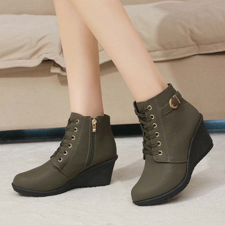 Bottine Femme en Suède – Talon Compensé, Boucle Ceinture &amp; Zip Latéral