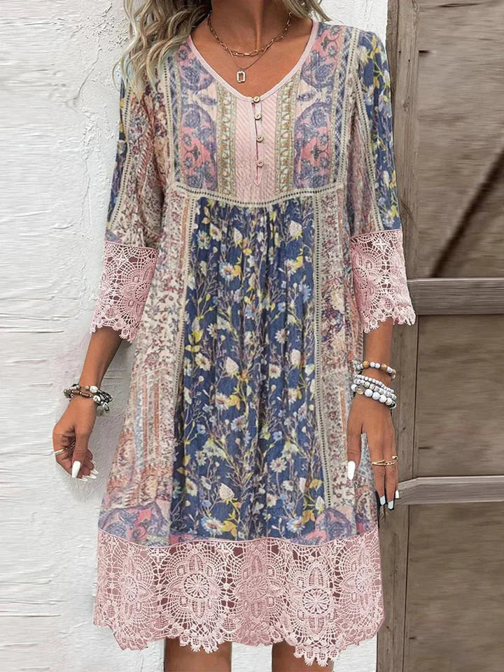 Abito da donna corto – pizzo, patchwork floreale, vita impero, scollo a V