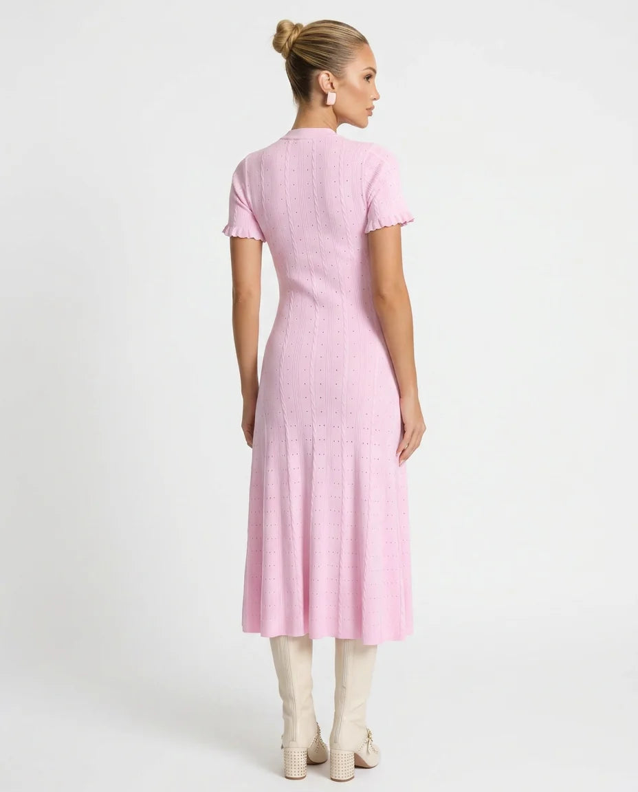 Damenkleid aus Rippstrick – Elegante Knopfleiste und Midi-Schnitt