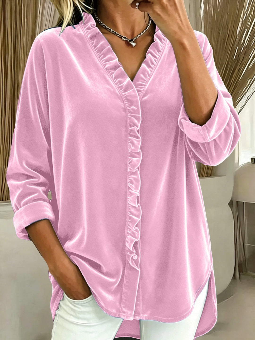 Damebluse med flæser – Elegant V-udskæring og lange ærmer