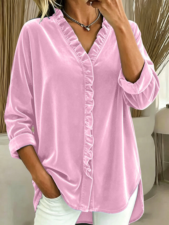 Damebluse med flæser – Elegant V-udskæring og lange ærmer