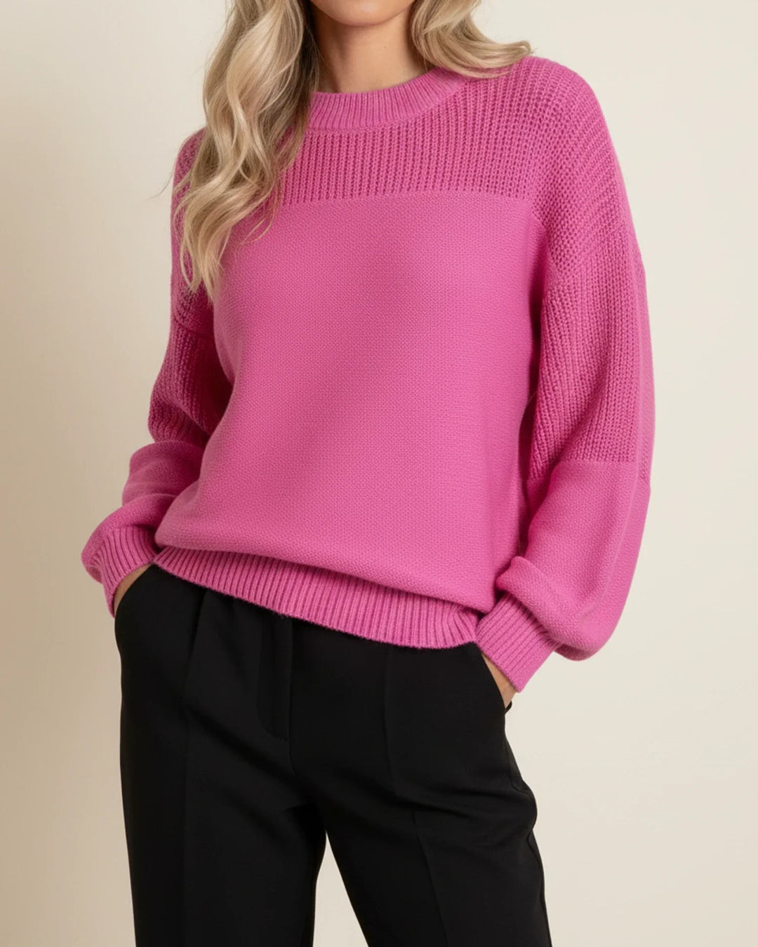 Pullover für Damen mit Puffärmeln – Rundhalsausschnitt, Detail mit gehäkelten Blumen