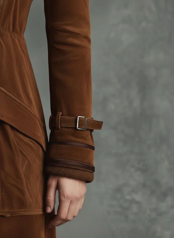 Langer Damenmantel aus Velourslederimitat – Moderne Silhouette mit Revers