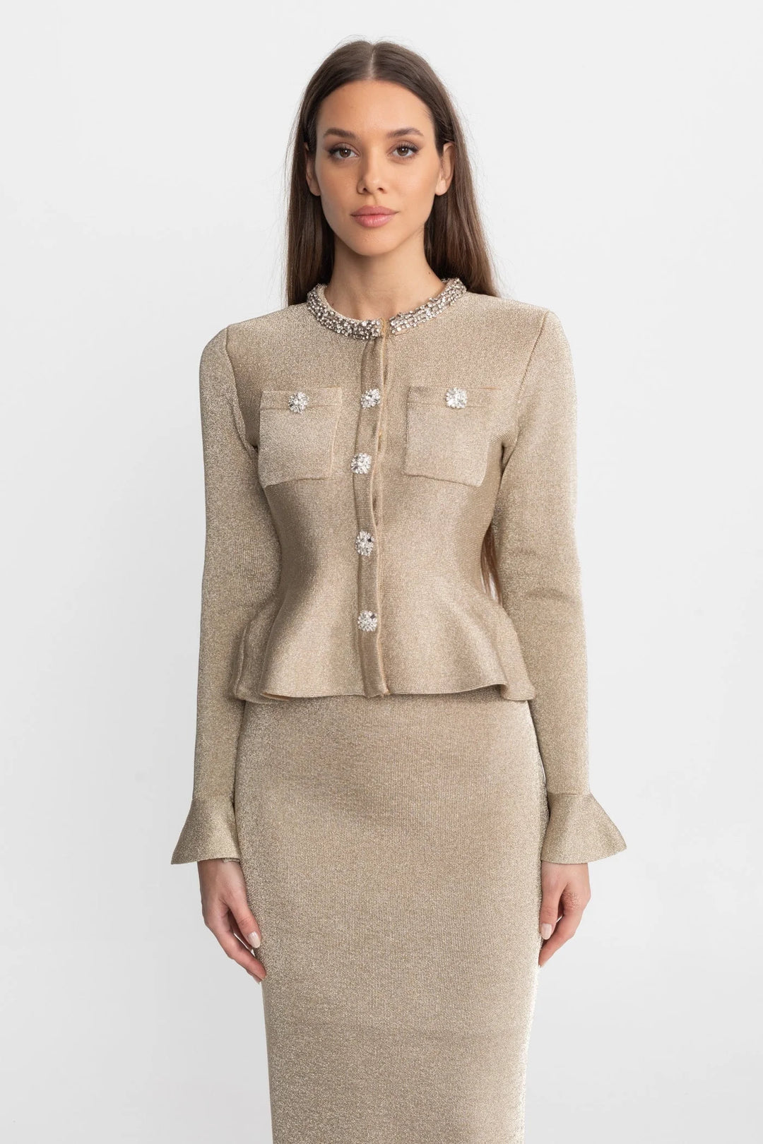 Eng anliegendes Damenkleid – lange Ärmel, hohe Taille