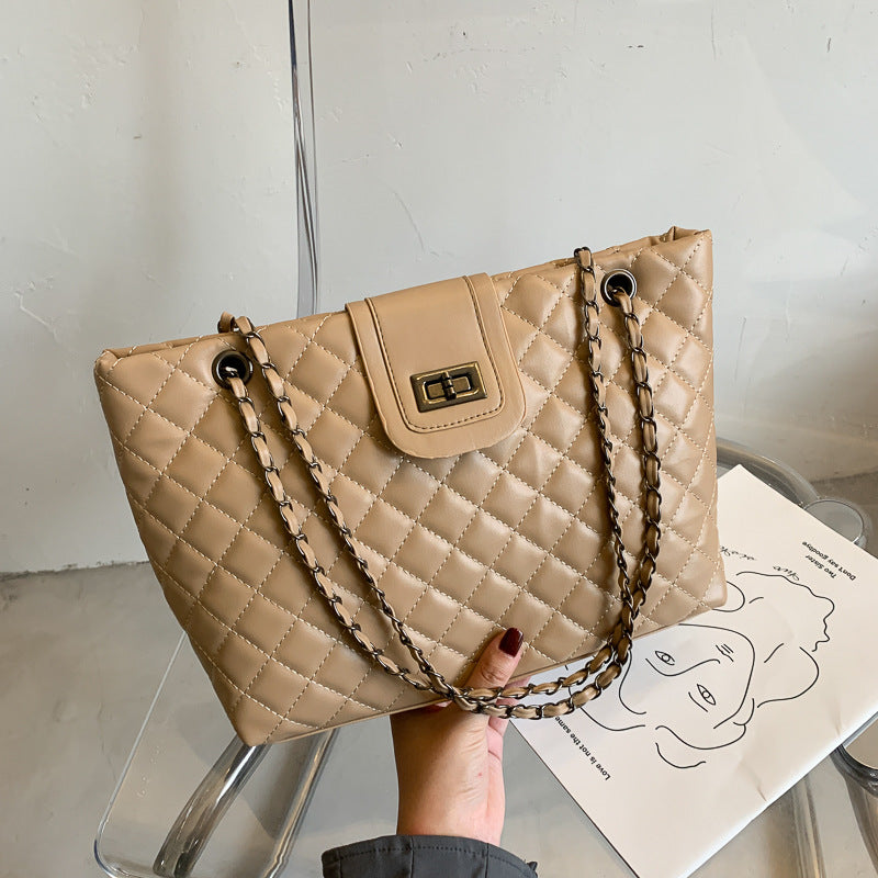 Borsa a tracolla trapuntata – ricami e catena elegante