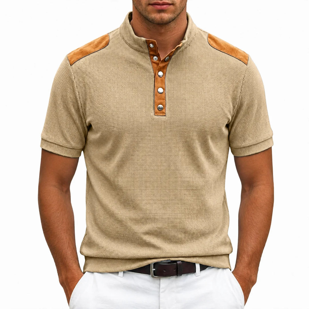 Herren-T-Shirt mit geknöpftem Stehkragen – Detail mit kontrastierenden Einsätzen