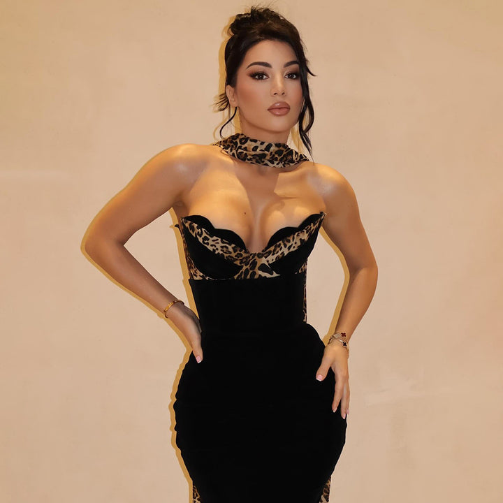 Vestito da donna aderente in velluto – dettaglio leopardato senza spalline