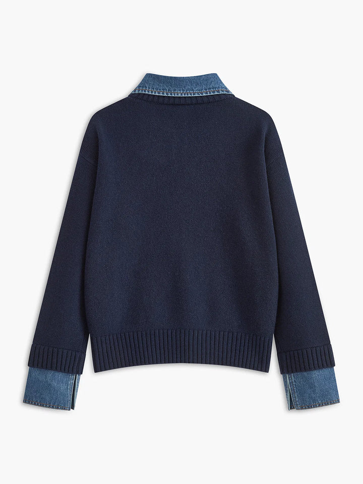 Damenpullover aus Strick mit Lagenlook – Hemdkragen aus Denim
