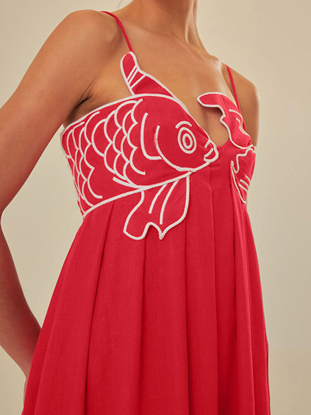 Maxikleid für Damen mit Trägern – Fischstickerei und Volantrock