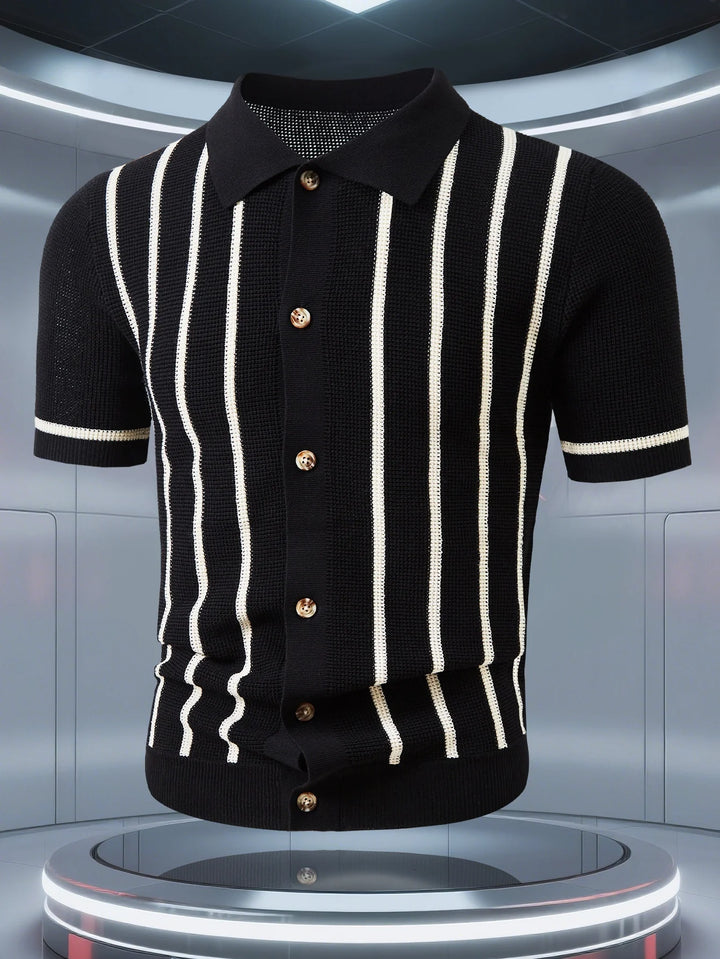 Herren-Poloshirt aus strukturiertem Strick – vertikale Streifen, klassischer Knopfkragen