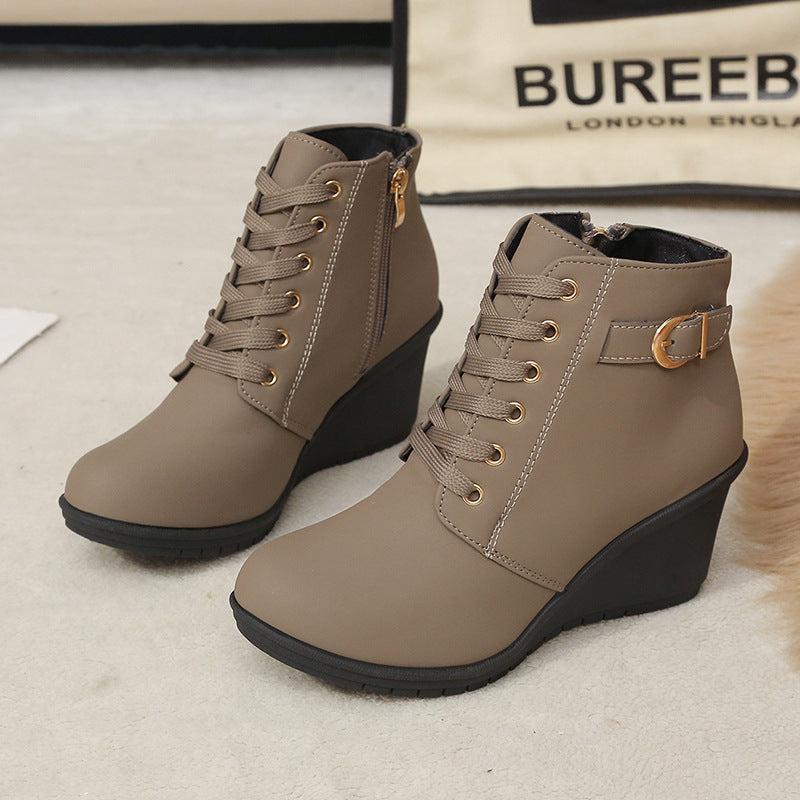 Bottine Femme en Suède – Talon Compensé, Boucle Ceinture &amp; Zip Latéral