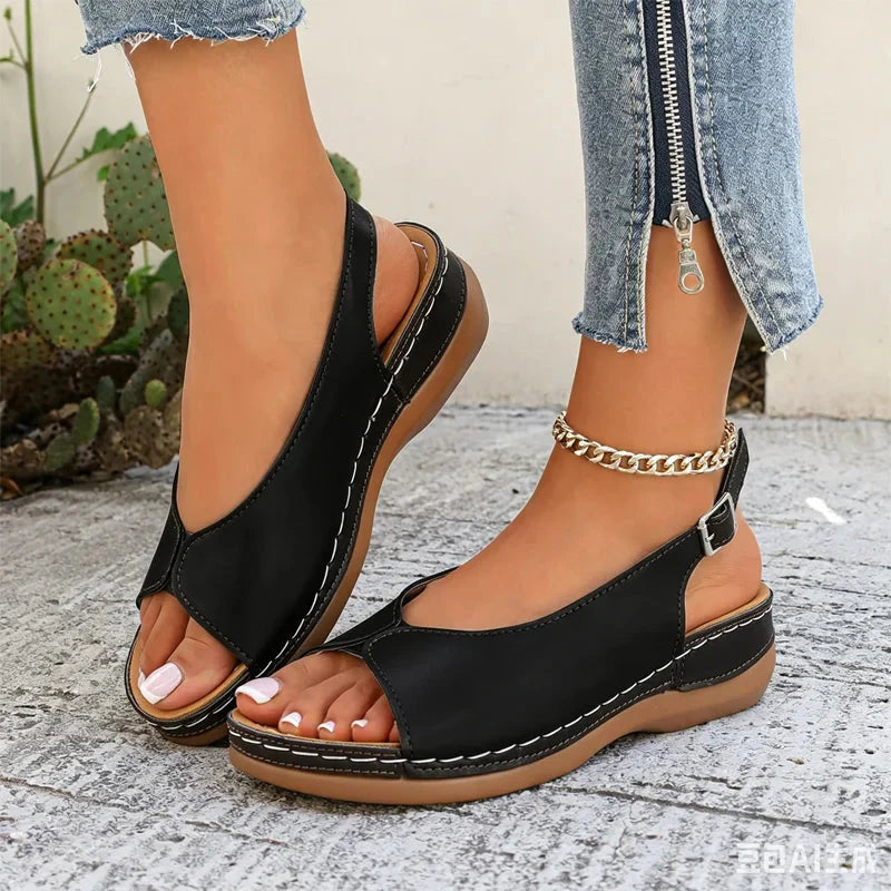 Flache Damen-Sandale aus glattem veganem Leder – Offene Spitze mit Schnallen-Slingback