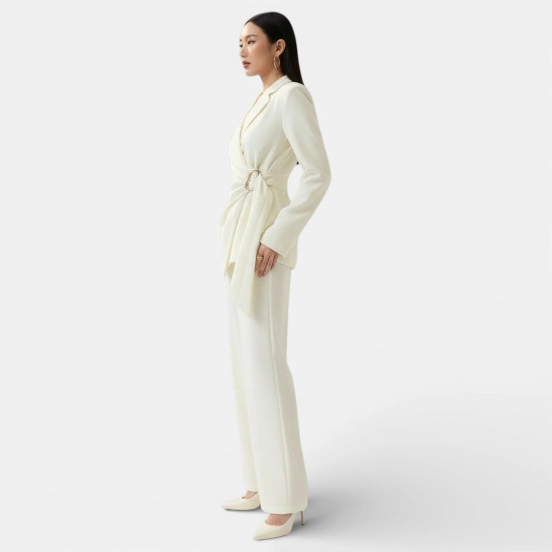 Damenanzug mit zweireihigem Blazer und weiter Hose – klare Silhouette