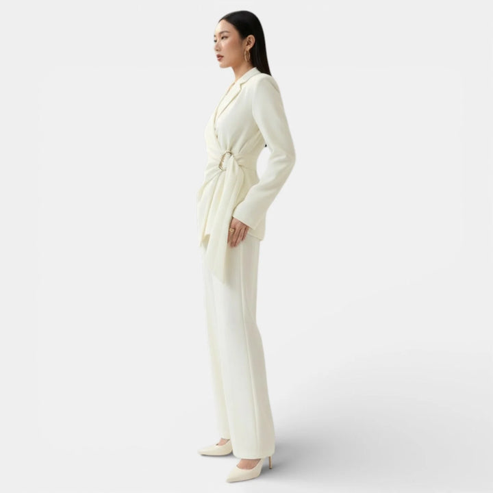 Damenanzug mit zweireihigem Blazer und weiter Hose – klare Silhouette
