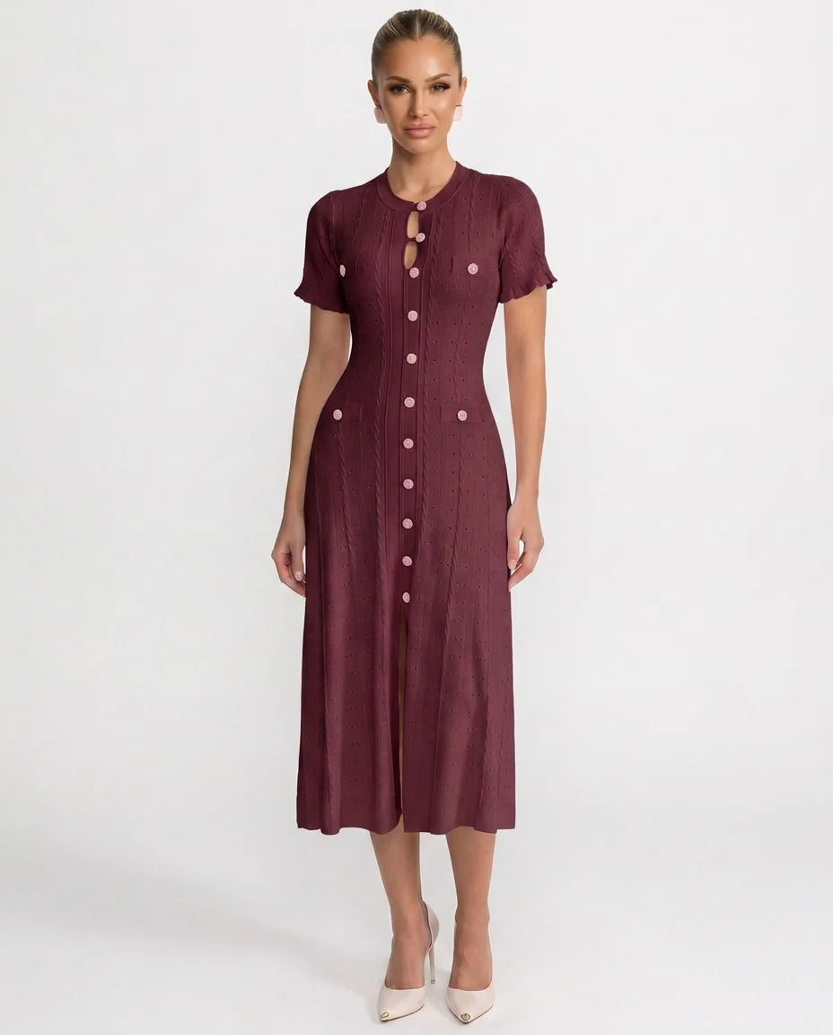 Damenkleid aus Rippstrick – Elegante Knopfleiste und Midi-Schnitt