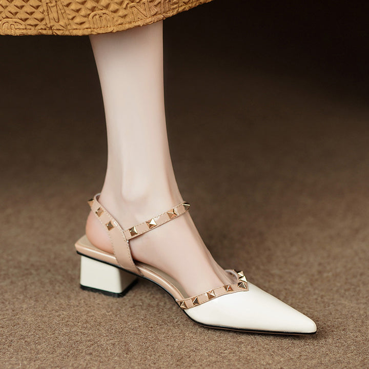Damen-Mules mit Absatz – spitze Zehenpartie, Nieten, offene Ferse