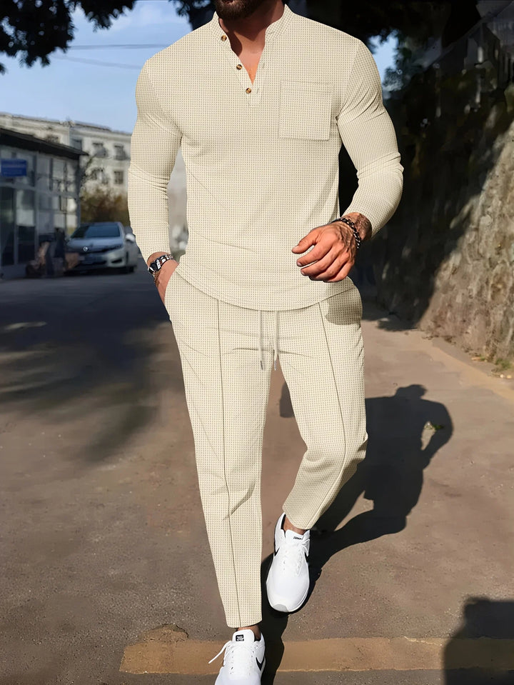 Herren-Zweiteiler aus Waffelstoff – Henley-Oberteil und lässige Hose