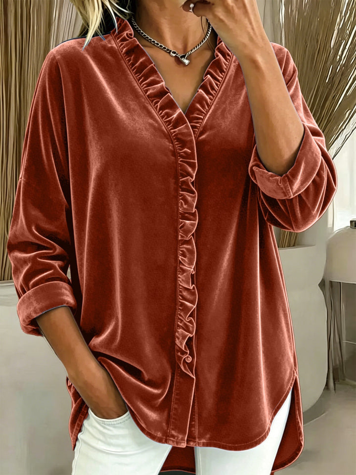Damebluse med flæser – Elegant V-udskæring og lange ærmer