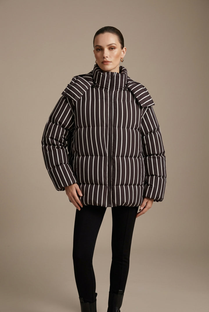 Manteau Femme Matelassé à Rayures – Capuche et Col Montant Zippé