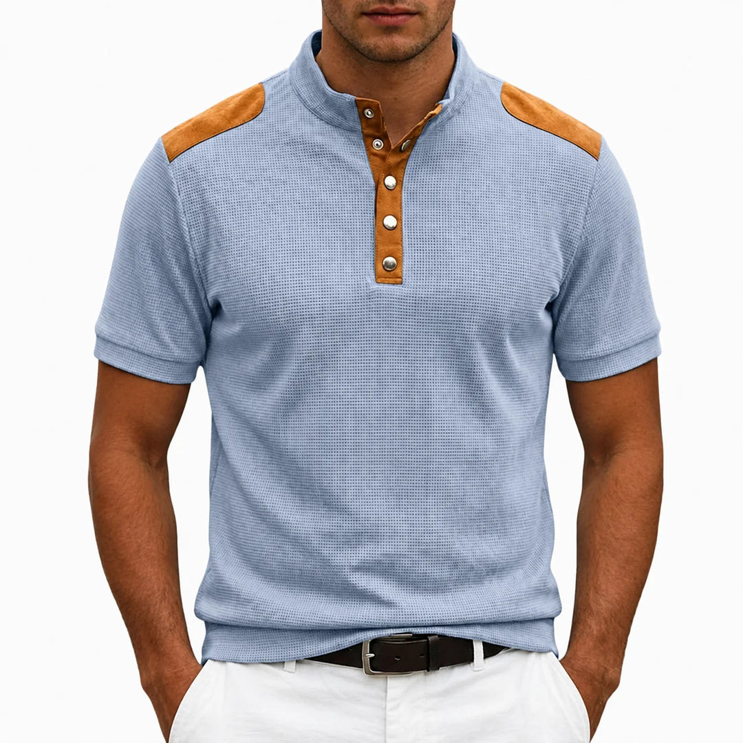 Herren-T-Shirt mit geknöpftem Stehkragen – Detail mit kontrastierenden Einsätzen