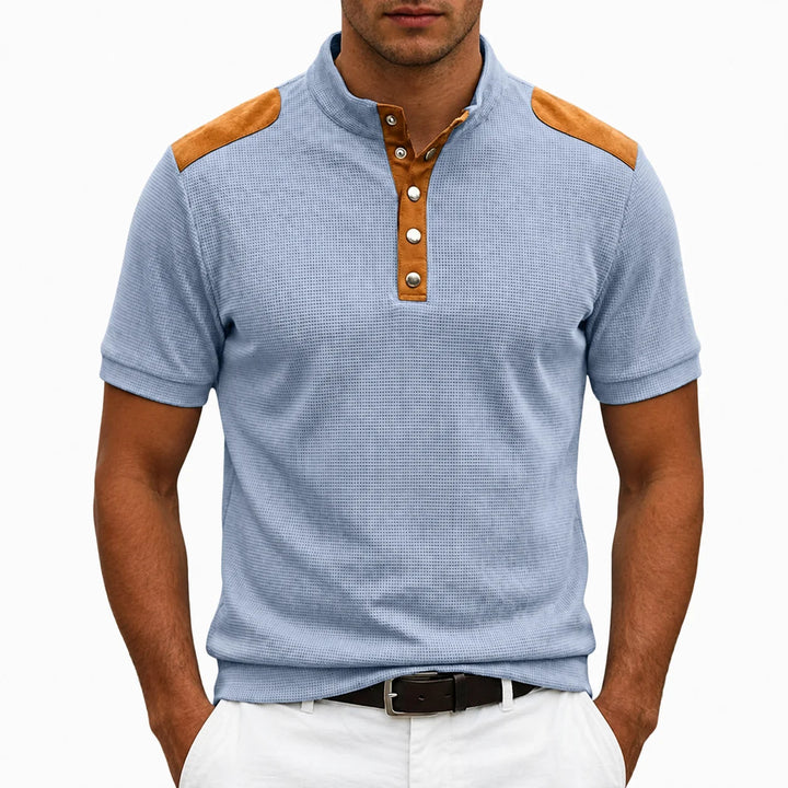 Herren-T-Shirt mit geknöpftem Stehkragen – Detail mit kontrastierenden Einsätzen
