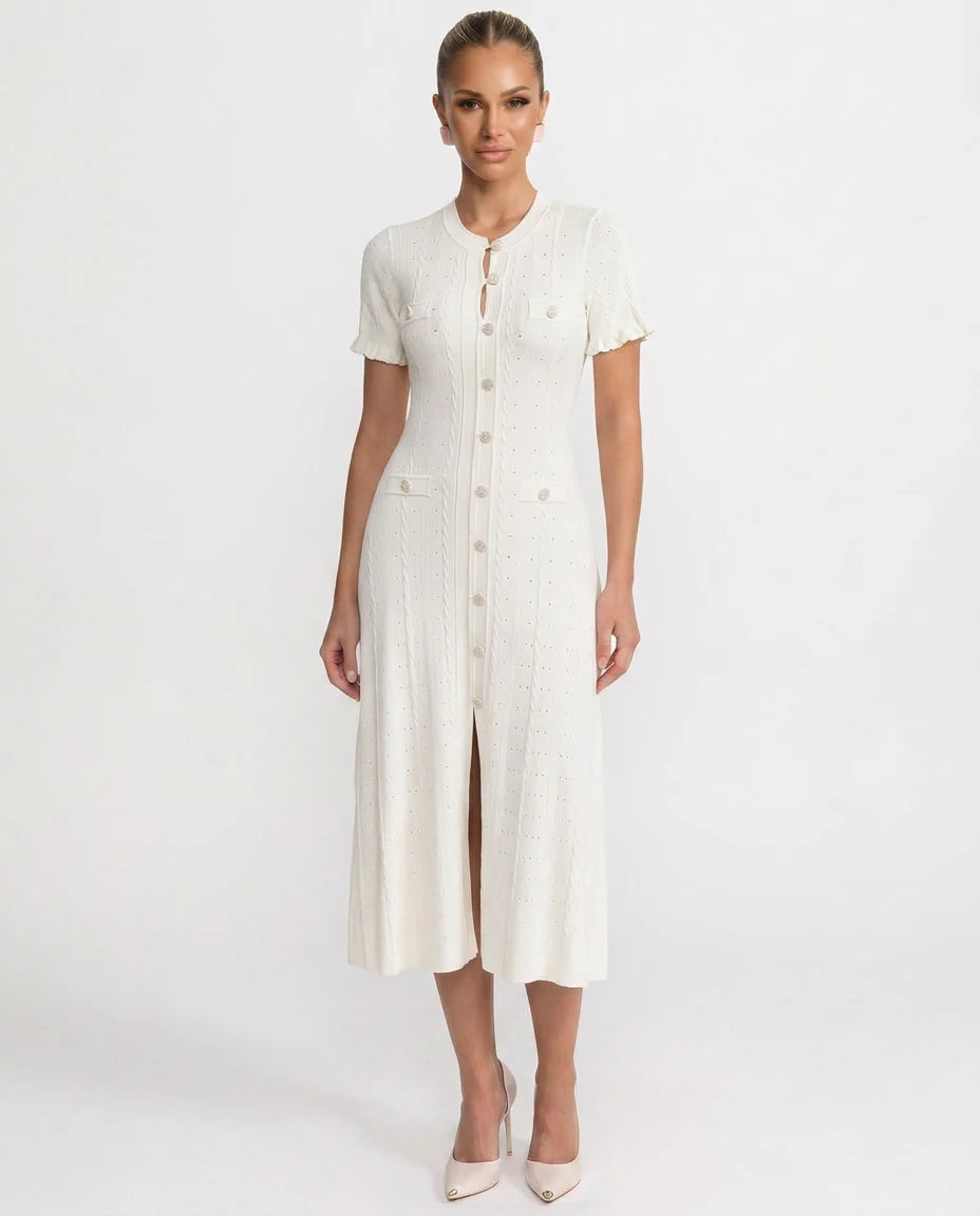 Damenkleid aus Rippstrick – Elegante Knopfleiste und Midi-Schnitt