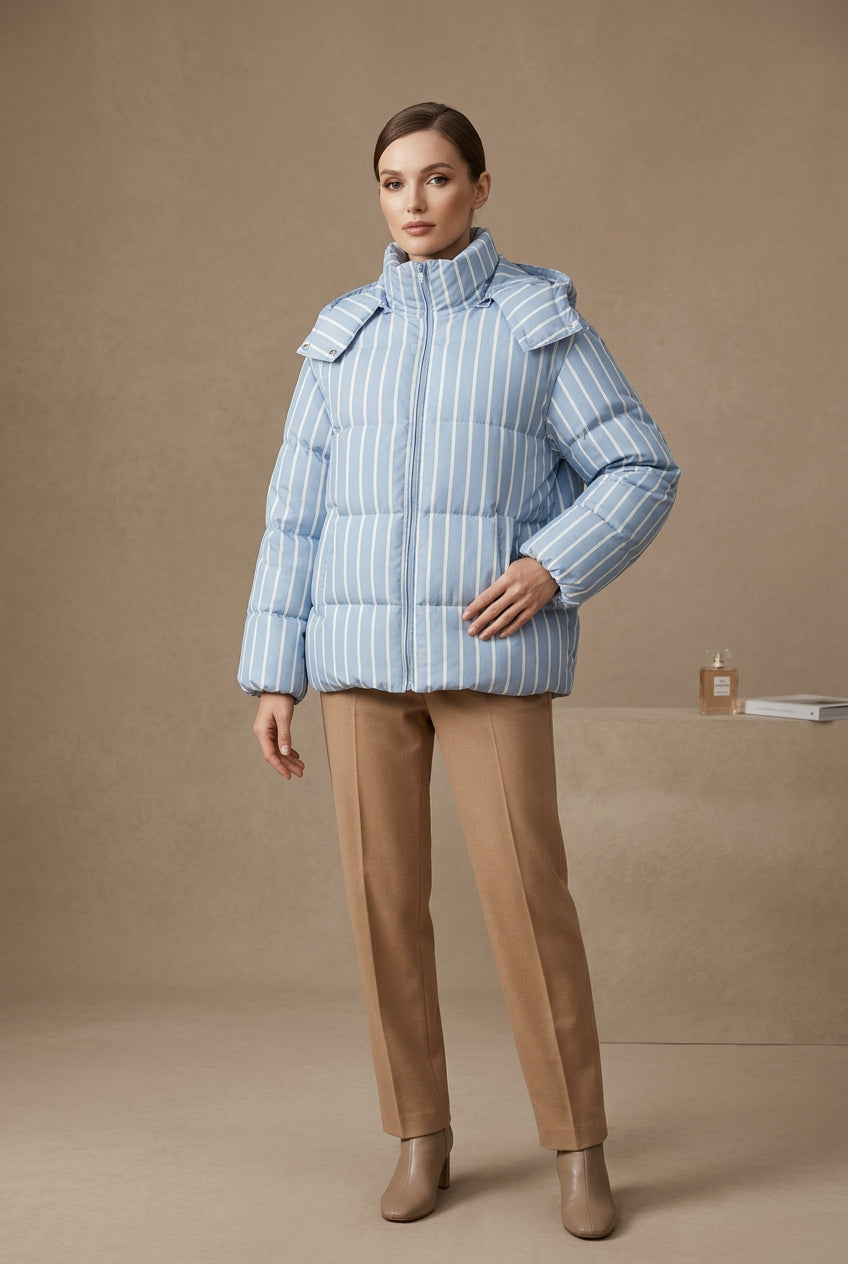 Manteau Femme Matelassé à Rayures – Capuche et Col Montant Zippé