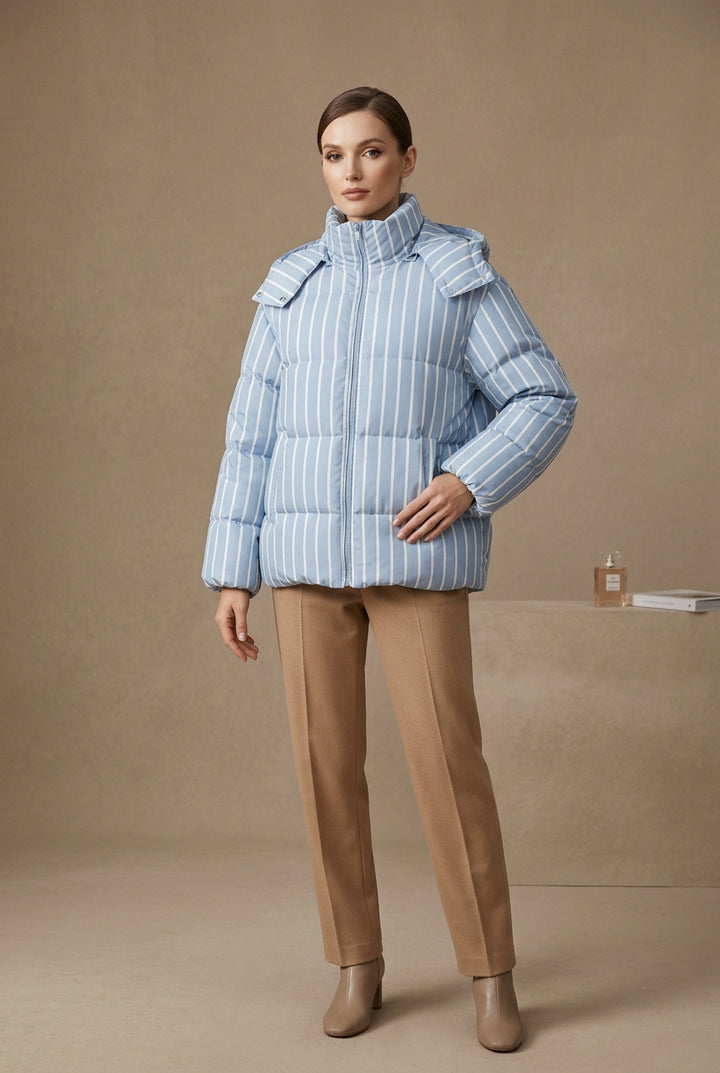 Manteau Femme Matelassé à Rayures – Capuche et Col Montant Zippé