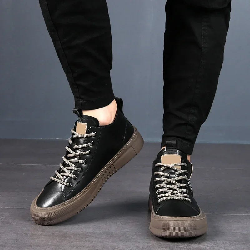 Moderne halbhohe Herrensneaker aus Leder