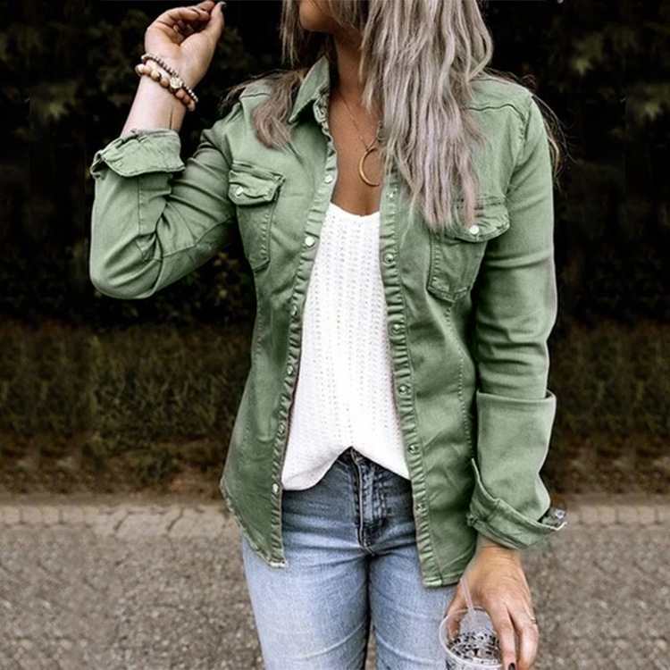 Denimjakke til kvinder - figursyet, mellemlang med slidte detaljer