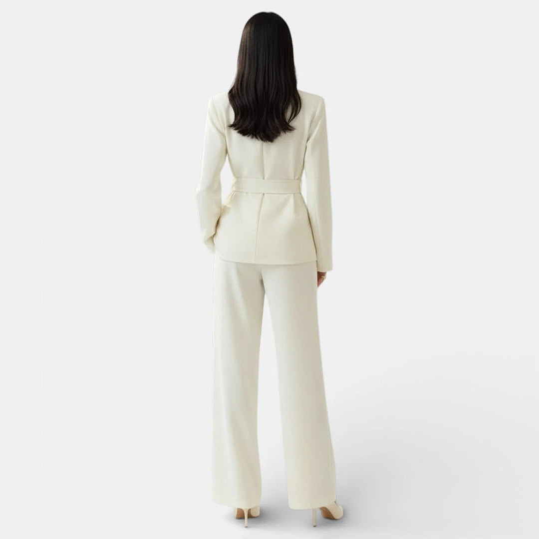 Damenanzug mit zweireihigem Blazer und weiter Hose – klare Silhouette