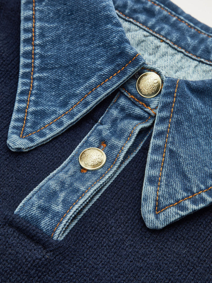 Damenpullover aus Strick mit Lagenlook – Hemdkragen aus Denim