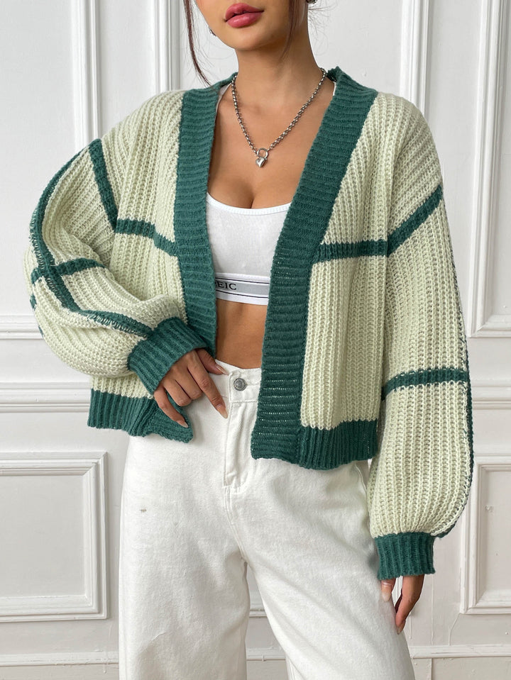 Damesvest van structuurbreisel - kort, casual en open model