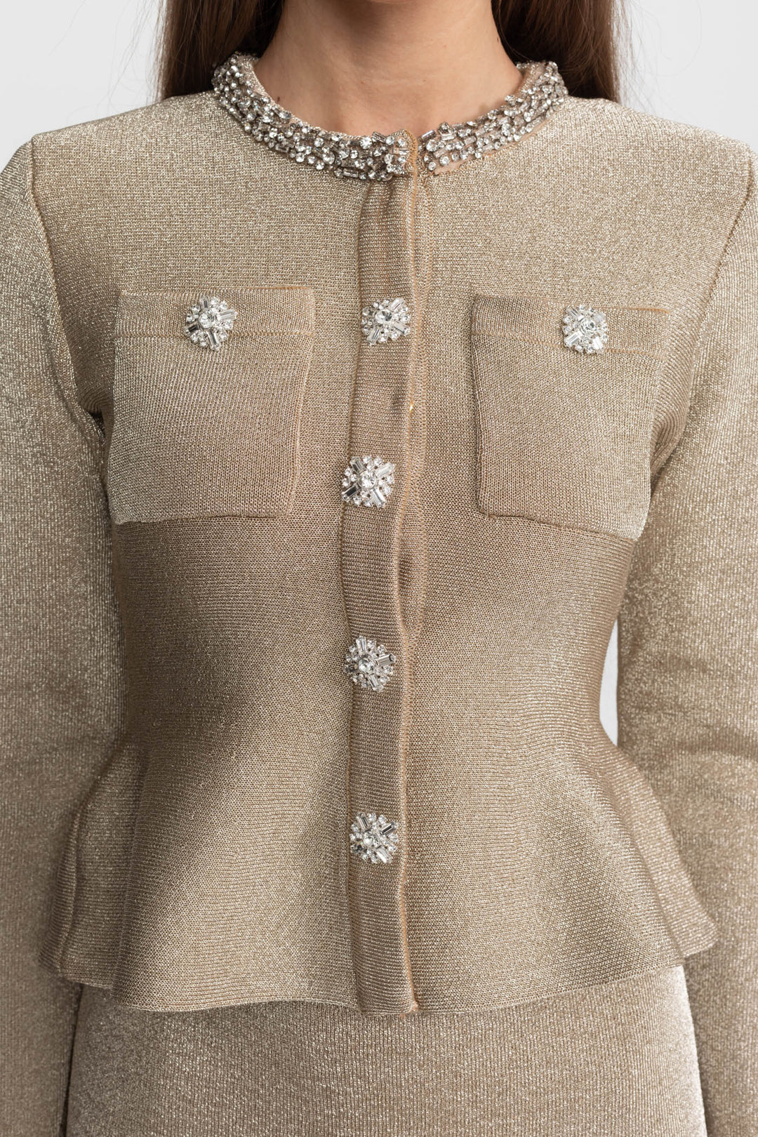 Eng anliegendes Damenkleid – lange Ärmel, hohe Taille