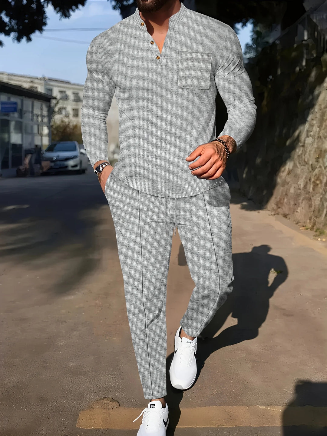 Herren-Zweiteiler aus Waffelstoff – Henley-Oberteil und lässige Hose