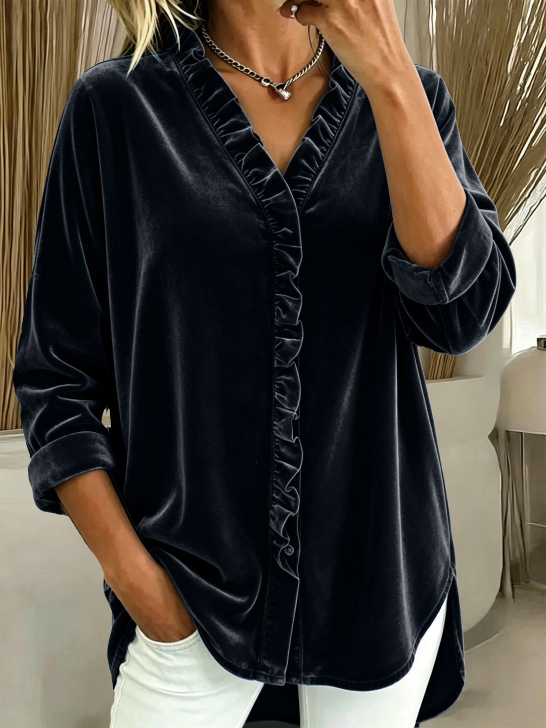 Damebluse med flæser – Elegant V-udskæring og lange ærmer