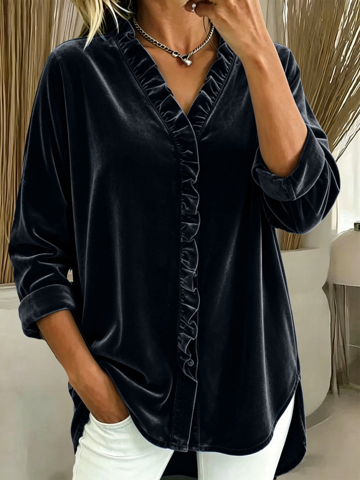 Damebluse med flæser – Elegant V-udskæring og lange ærmer
