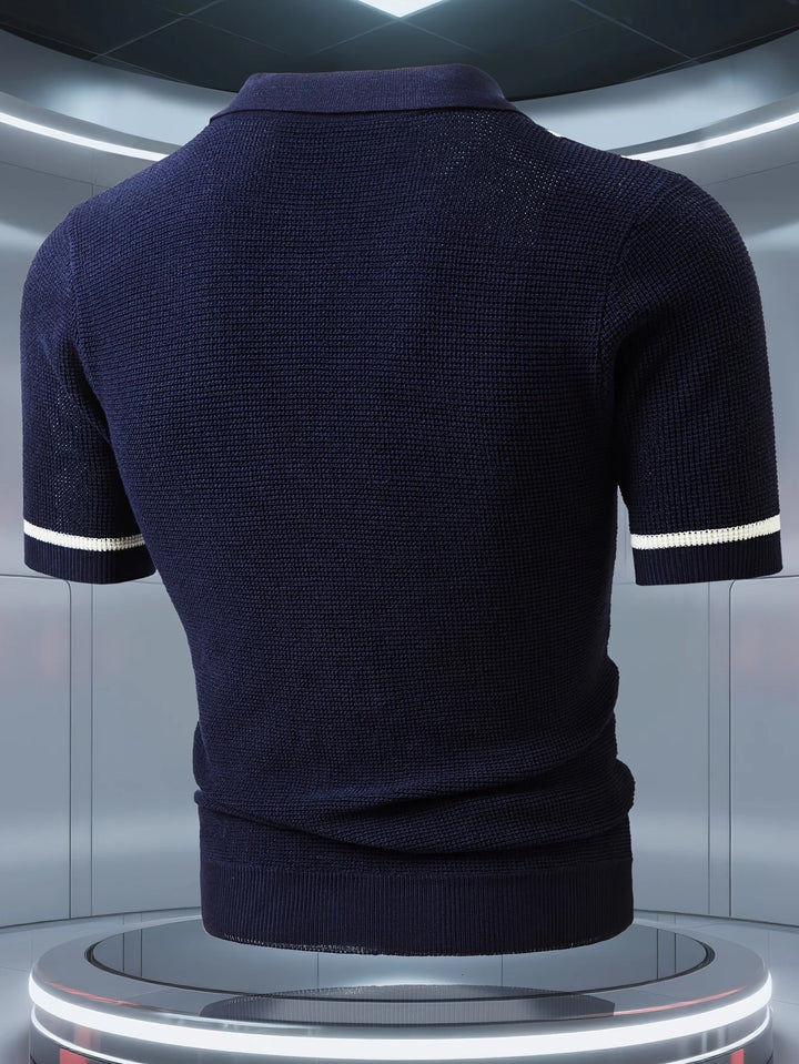 Herren-Poloshirt aus strukturiertem Strick – vertikale Streifen, klassischer Knopfkragen