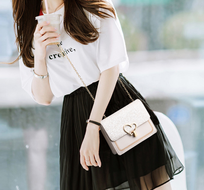 Unisex Chain Shoulder Bag – Minimalist Everyday Style
