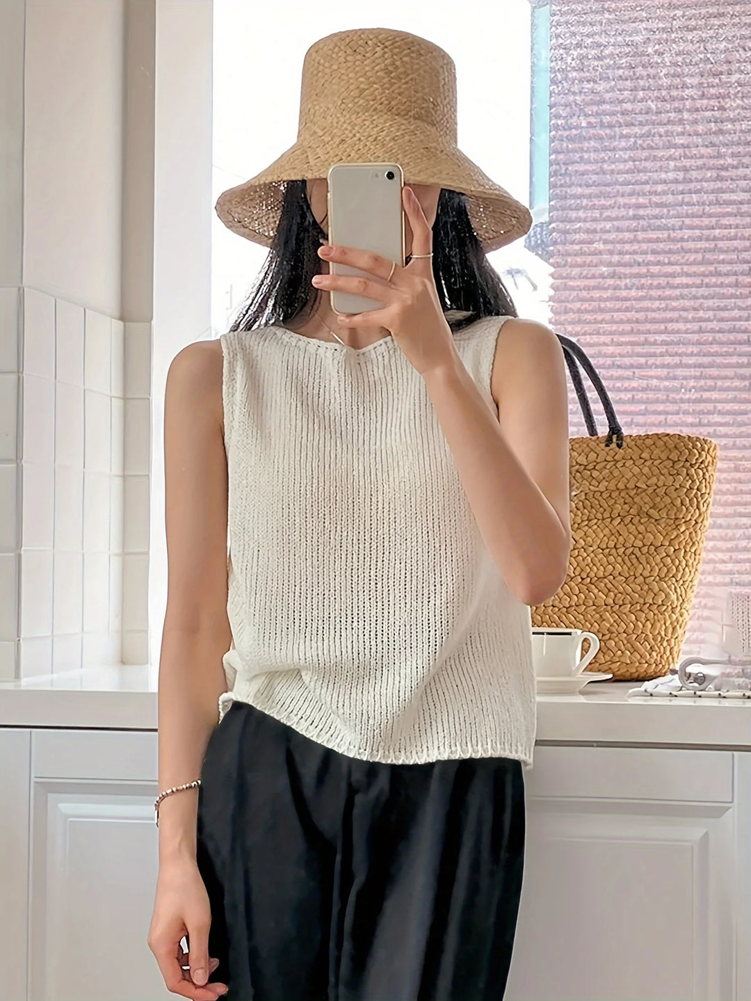 Top Women’s Sleeveless Knit – Refined Minimalist Sweater