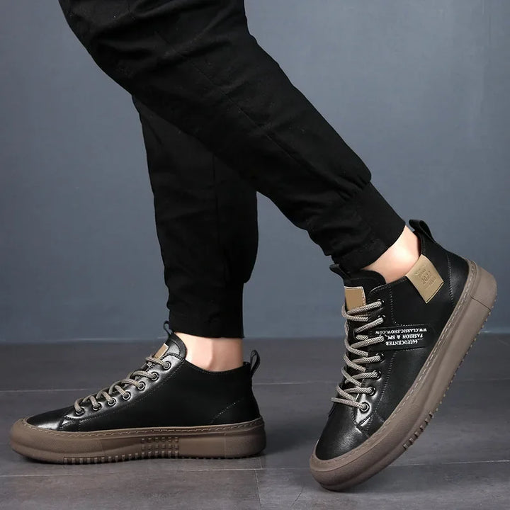 Moderne halbhohe Herrensneaker aus Leder