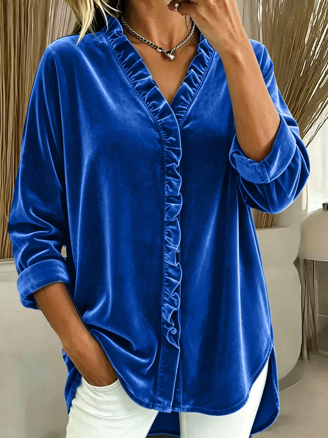 Damebluse med flæser – Elegant V-udskæring og lange ærmer