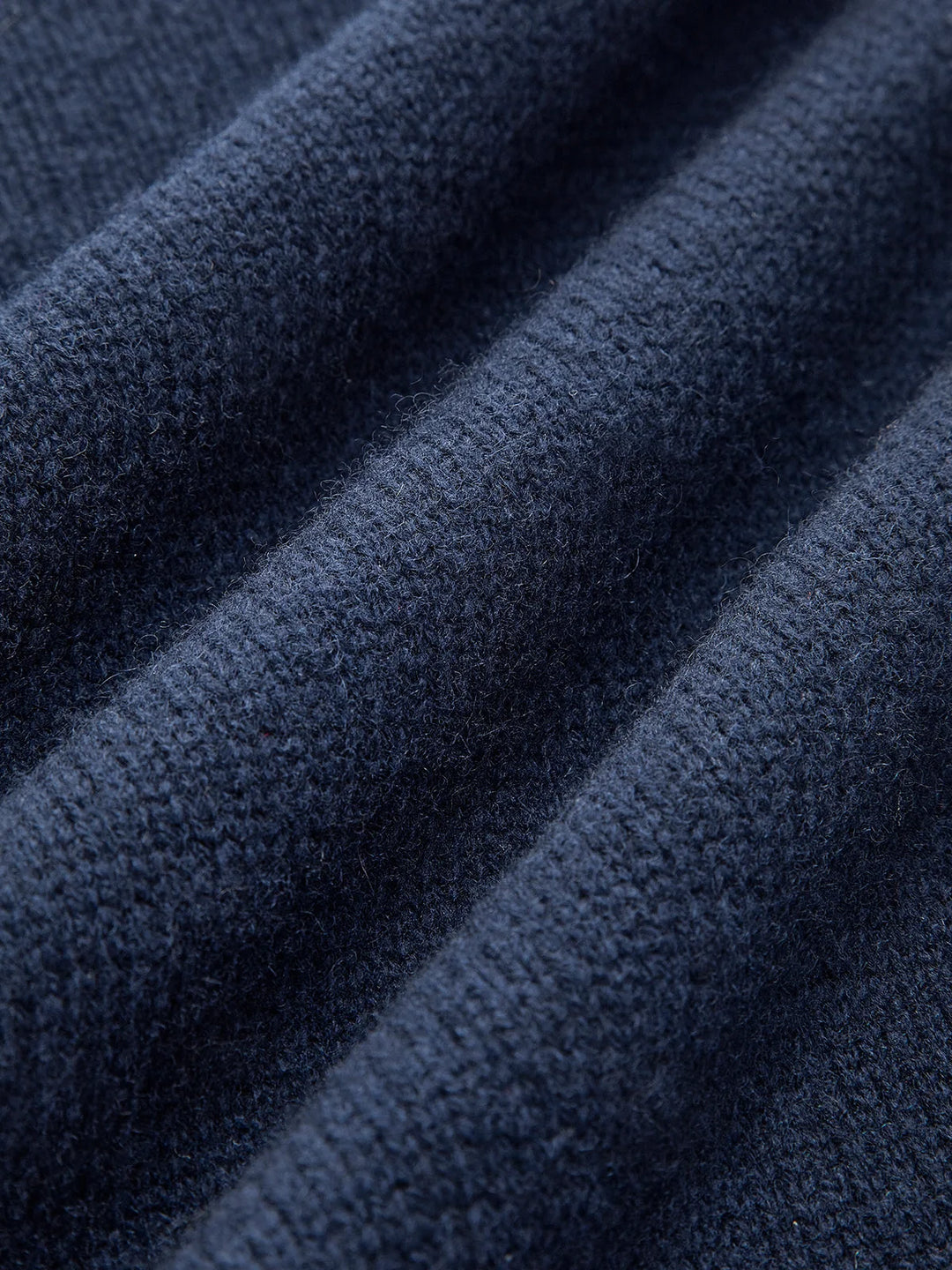 Damenpullover aus Strick mit Lagenlook – Hemdkragen aus Denim